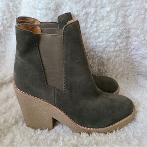 Urban Outfitters Olive Green Suede Leather Chunky Pull-on Ankle Boots sz 9
